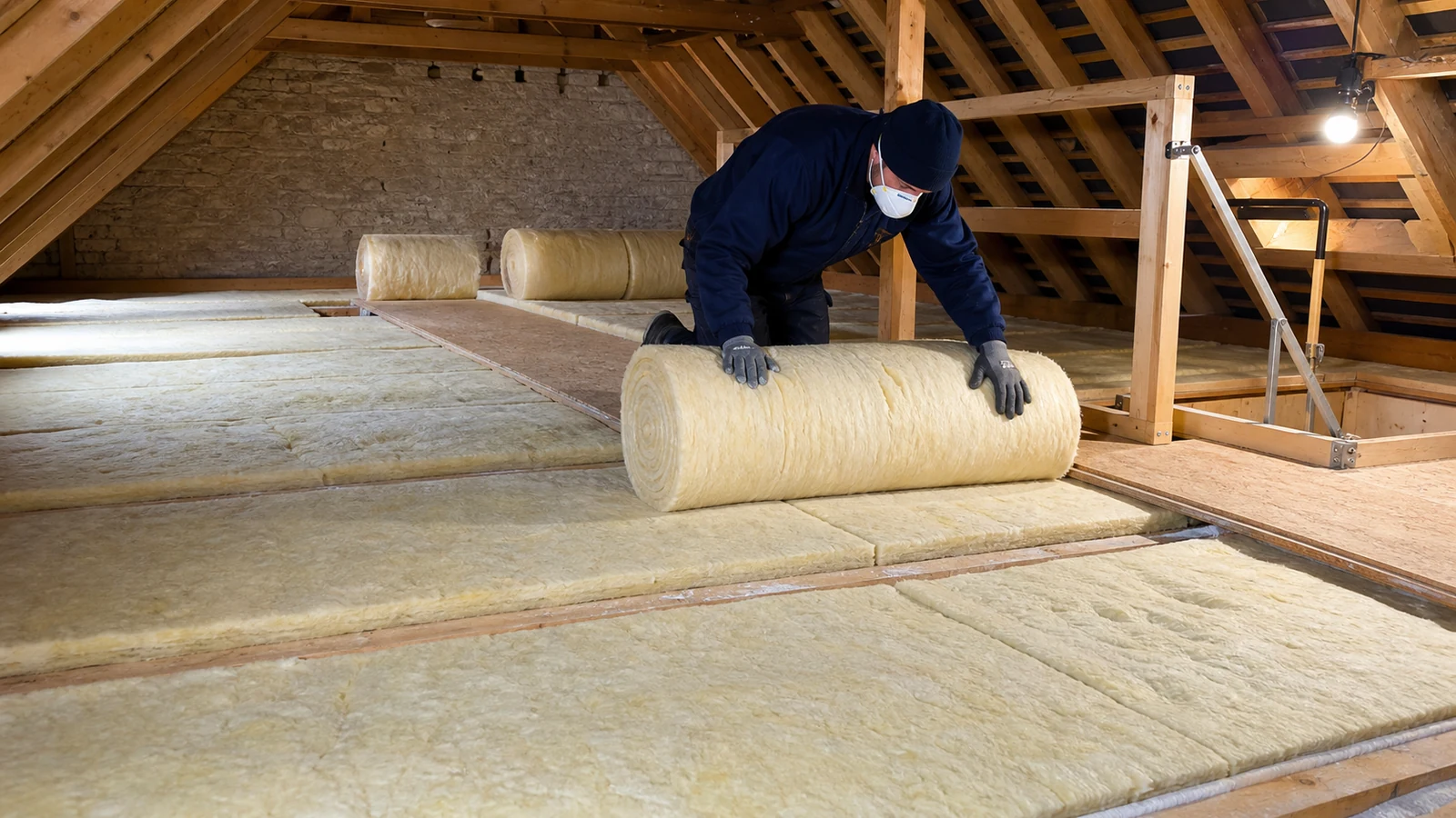 Pose régulière d’isolant sur un plancher de combles près de Guise
